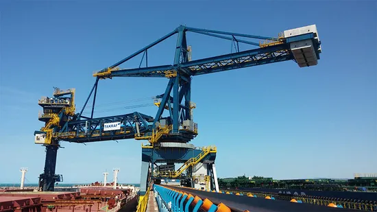 Descargador de barcos con cangilones catenarios